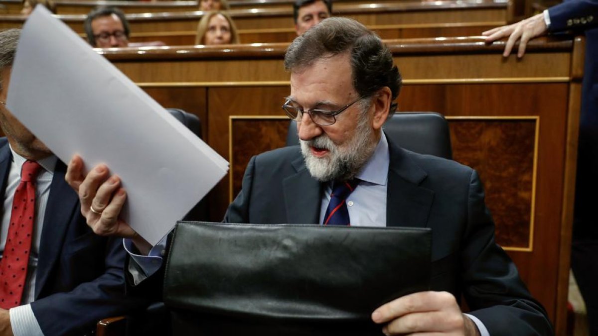 El presidente del Goven español, Mariano Rajoy, en su escaño del Congreso donde hoy se celebra la sesión de control en el Gobierno.