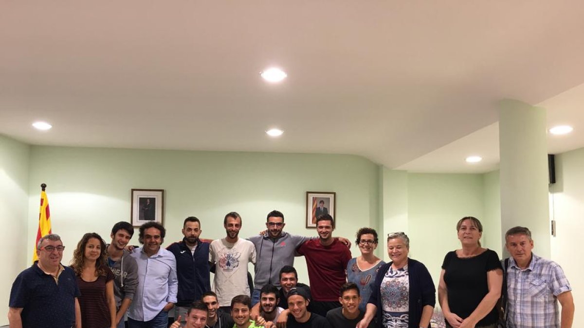 Els jugadors de la Joventut Bisbalenca a la recepció de l'Ajuntament.