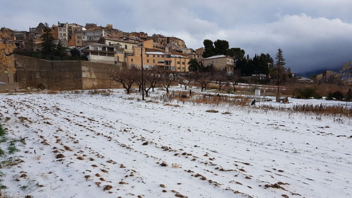 Imatge d'Horta de Sant Joan, amb el terra cobert de pedra, l'endemà de la pedregada