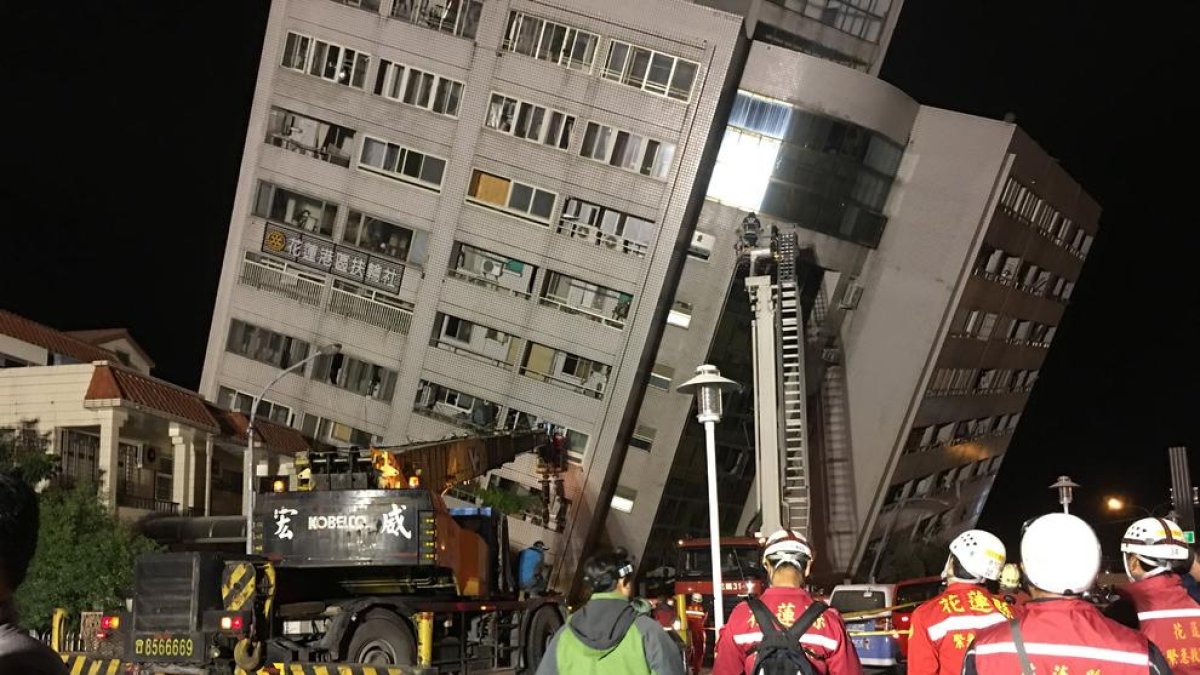 Edificio danyat després del terratrèmol de 6,4 graus de magnitud a l'escala de Richter a Hualien.
