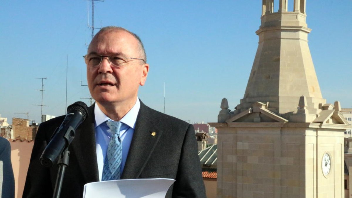 Pla mig de l'alcalde de Reus, Carles Pellicer, en roda de premsa, amb el rellotge del campanar de l'Ajuntament al fons. Imatge del 22 de novembre del 2017