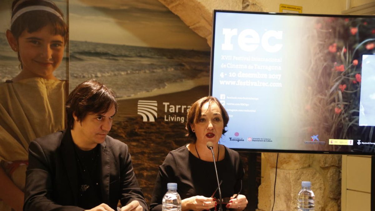 Pla mig del director del Festival REC, Xavier García Puerto, i la regidora de Cultura de l'Ajuntament de Tarragona, Begoña Floria, presentant la 17a edició en roda de premsa. Imatge del 22 de novembre del 2017
