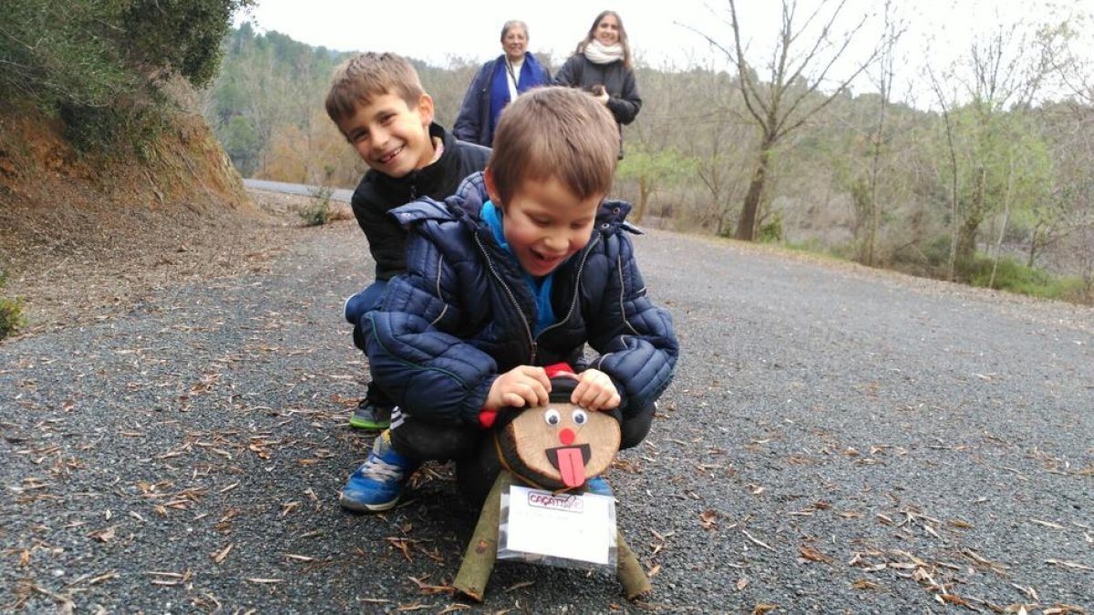 Els nens fa dos anys que ja poden anar a buscar els tions al bosc de la Baronia d'Escornalbou.