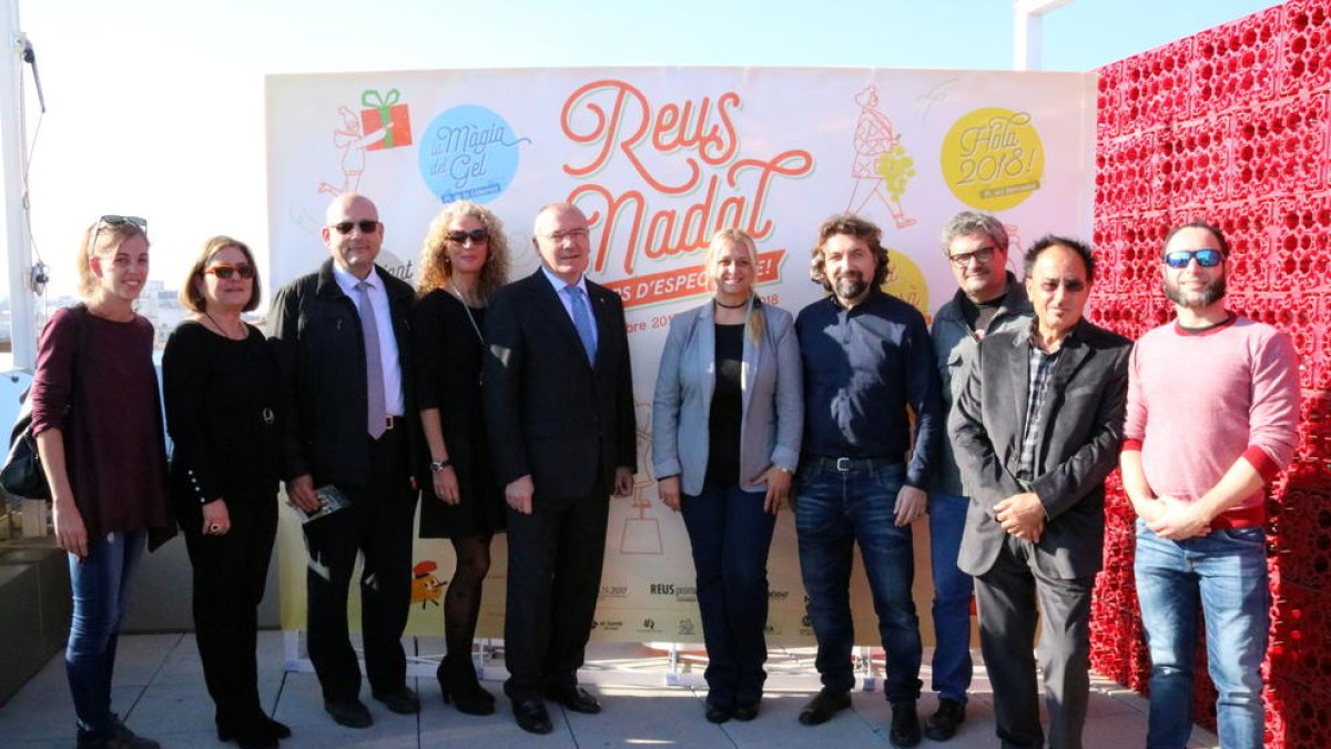 Carles Pellicer, alcalde de Reus, y Montserrat Caelles, concejala de Proyección de Ciudad, acompañados de representantes de las entidades de comerciantes de la ciudad, en la presentación de la campaña de Navidad.