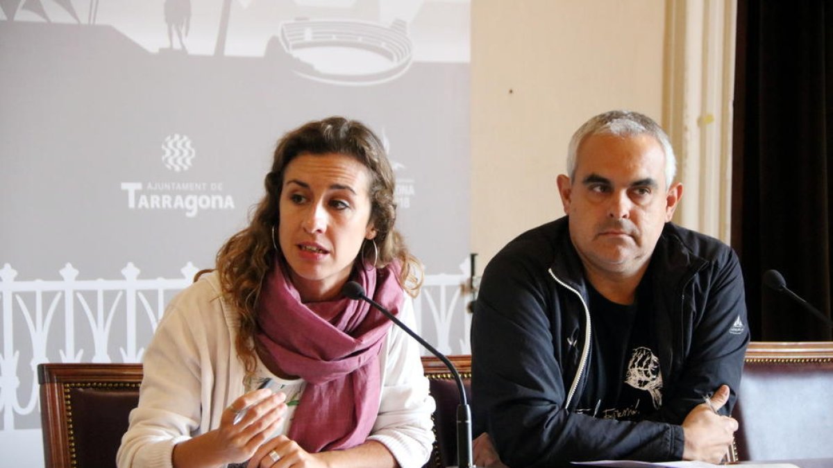 Pla mig dels regidors de la CUP de Tarragona, Laia Estrada i Jordi Martí, en roda de premsa a la sala d'actes de l'Ajuntament.
