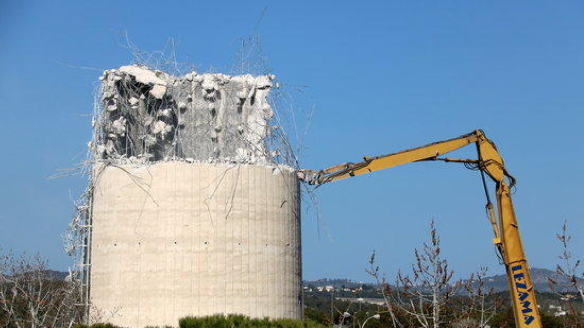 La chimenea de la central térmica de Foix, en Cubelles, en plena recta final de demolición.