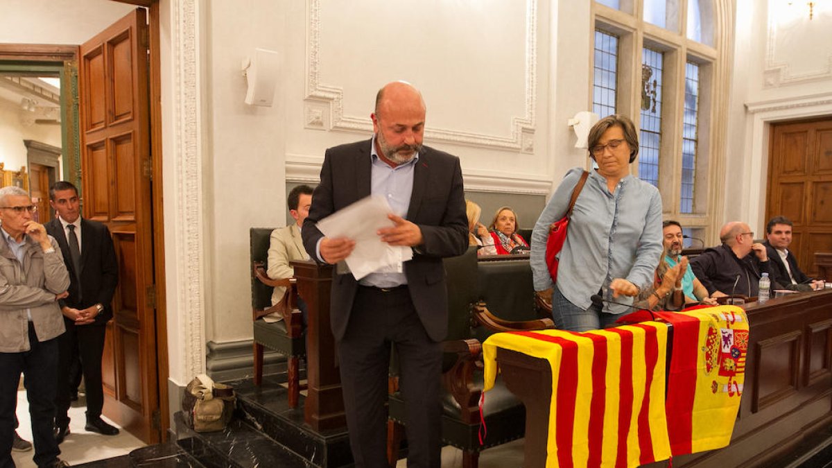 Els regidors de PP i C's marxen del ple però deixen senyeres i una bandera espanyola als seus escons.