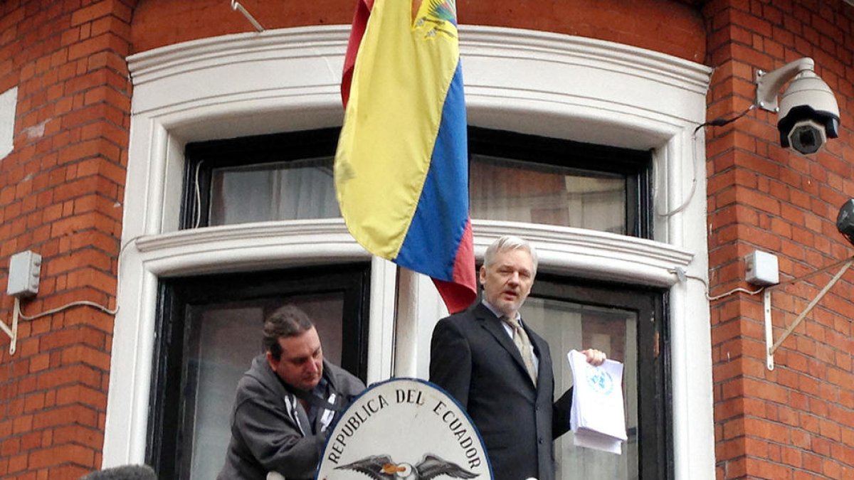 Imatge d'arxiu d'Assange al balcó de l'ambaixada de l'Equador a Londres.