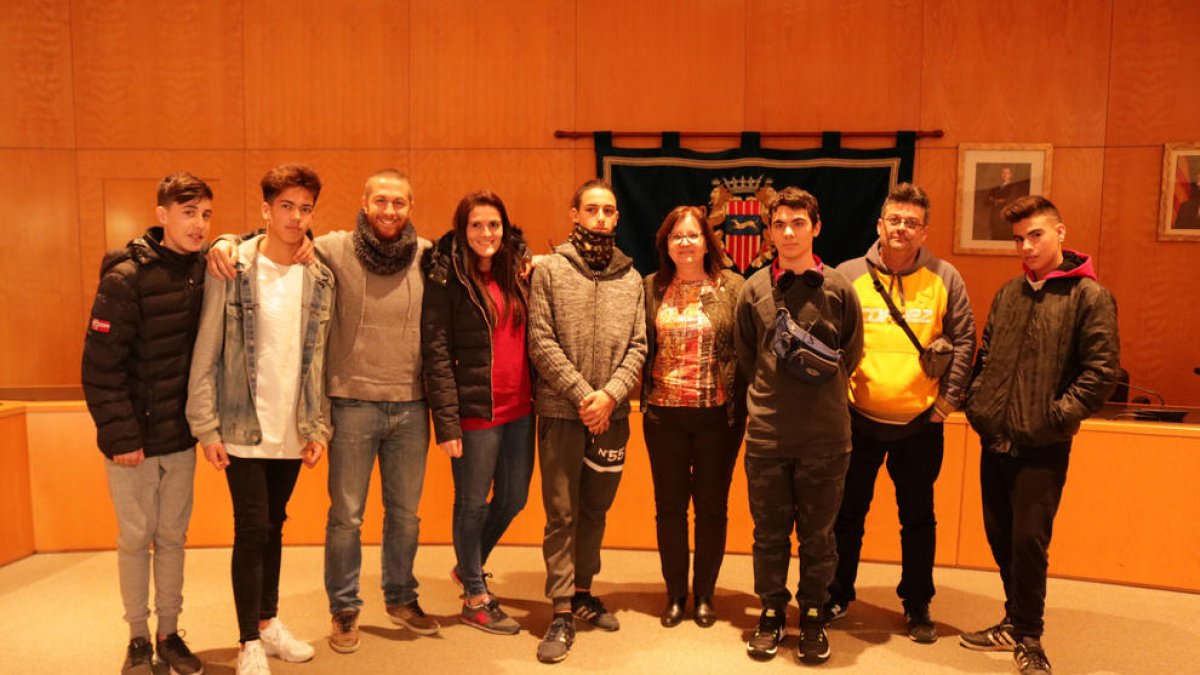 Imatge del alumnes amb l'alcaldessa, Camí Mendoza.