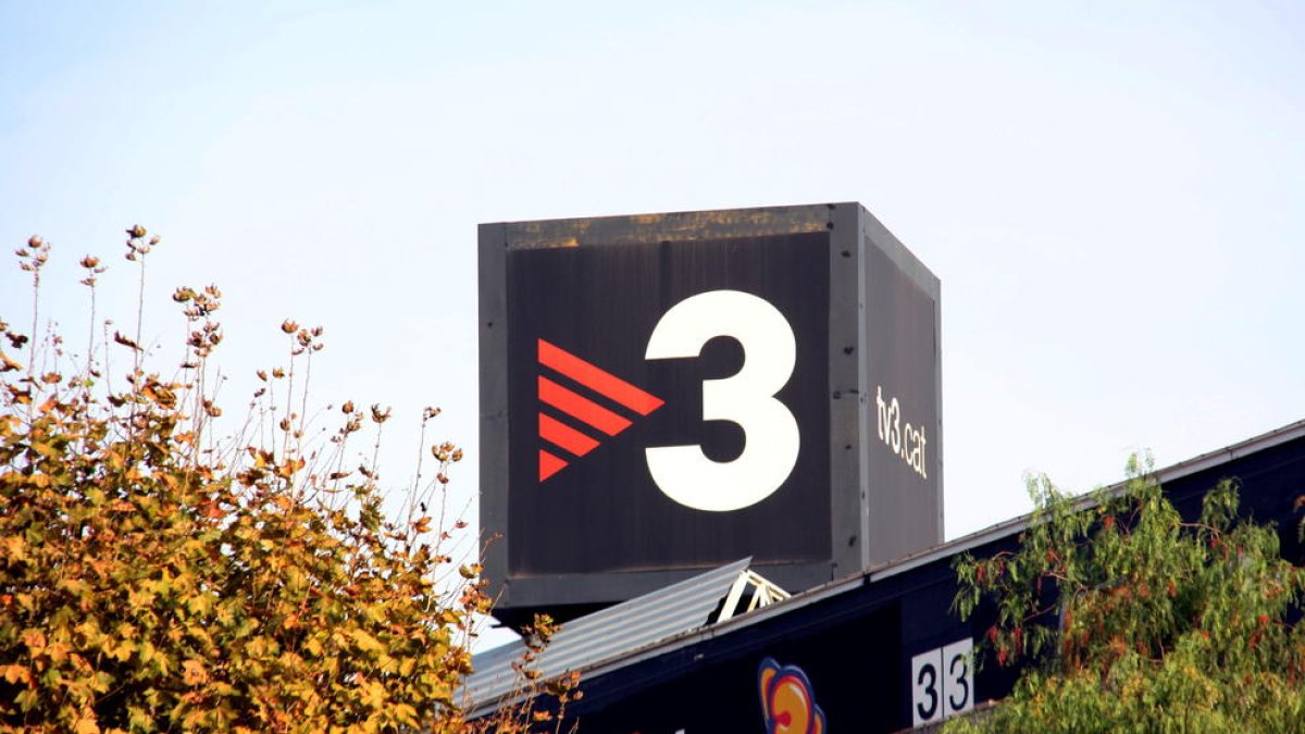 Logotip de TV3 situat al sostre dels estudis de TVC.