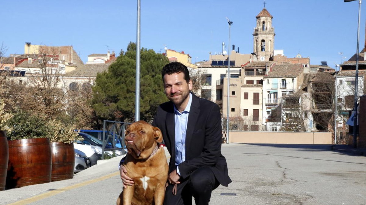 Imatge del denunciant, Jonas Amadeo Lucas, amb el gos Leben a Falset.