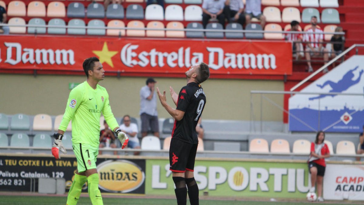 Edgar Hernández es lamenta després de fallar un dels dos penals errats pel CF Reus en el partit de Copa davant l'Sporting.