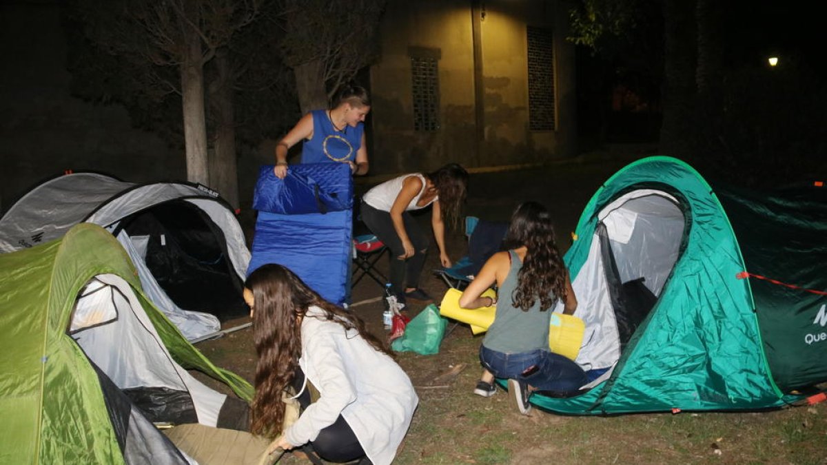 Diverses noies preparen les tendes de campanya per l'acampada al campus Sescelades de la URV. Imatge del 27 de setembre de 2017