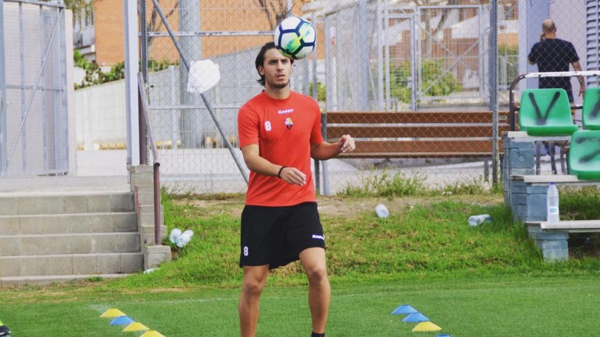 Raphael Guzzo rep una pilota durant l'entrenament d'ahir al camp annex del CF Reus Deportiu.