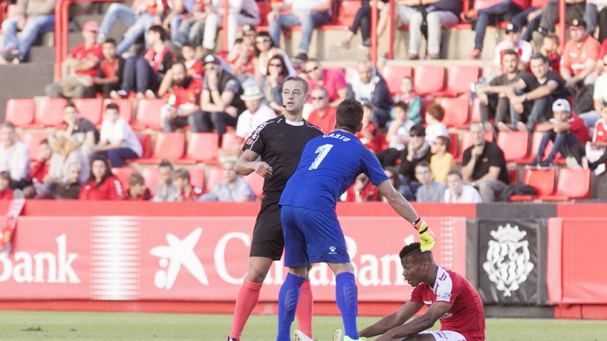 Uche, en el momento de lesionarse en el Nou Estadi.