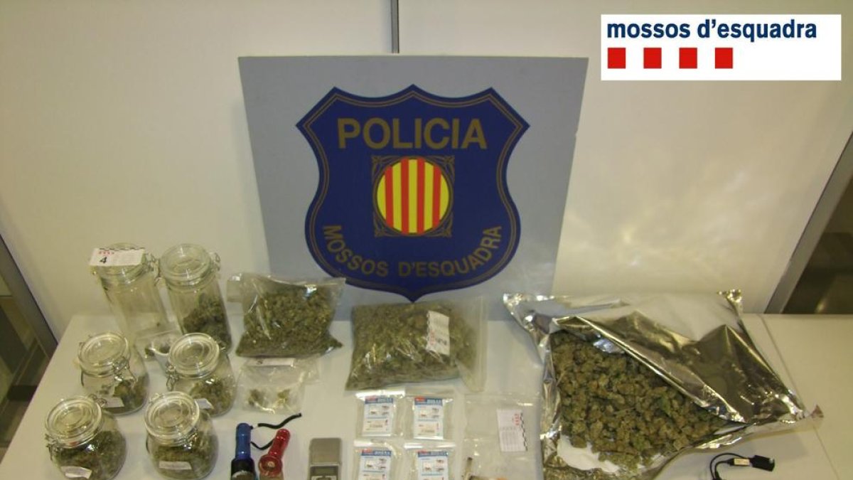 Plano general de la droga y de los efectos intervenidos en el operativo policial de los Mossos D'Esquadra que ha permitido desmantelar un punto de venta de marihuana en Tortosa.