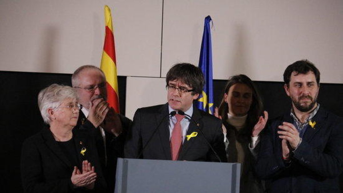 El president Puigdemont i els consellers destituïts Toni Comín, Meritxell Serret, Lluís Puig i Clara Ponsatí a Brussel·les despés és de les eleccions del 21-D.