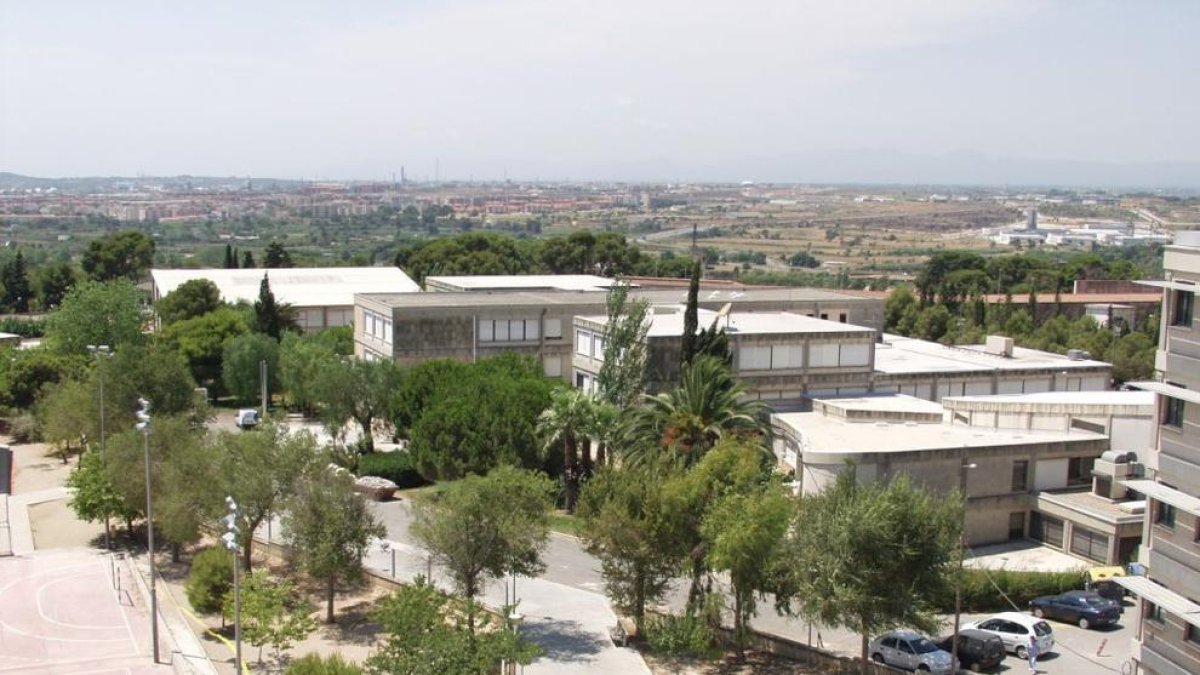 Imagen del edificio de Educación, estropeado por el paso del tiempo y que se trasladará al Campus Catalunya.