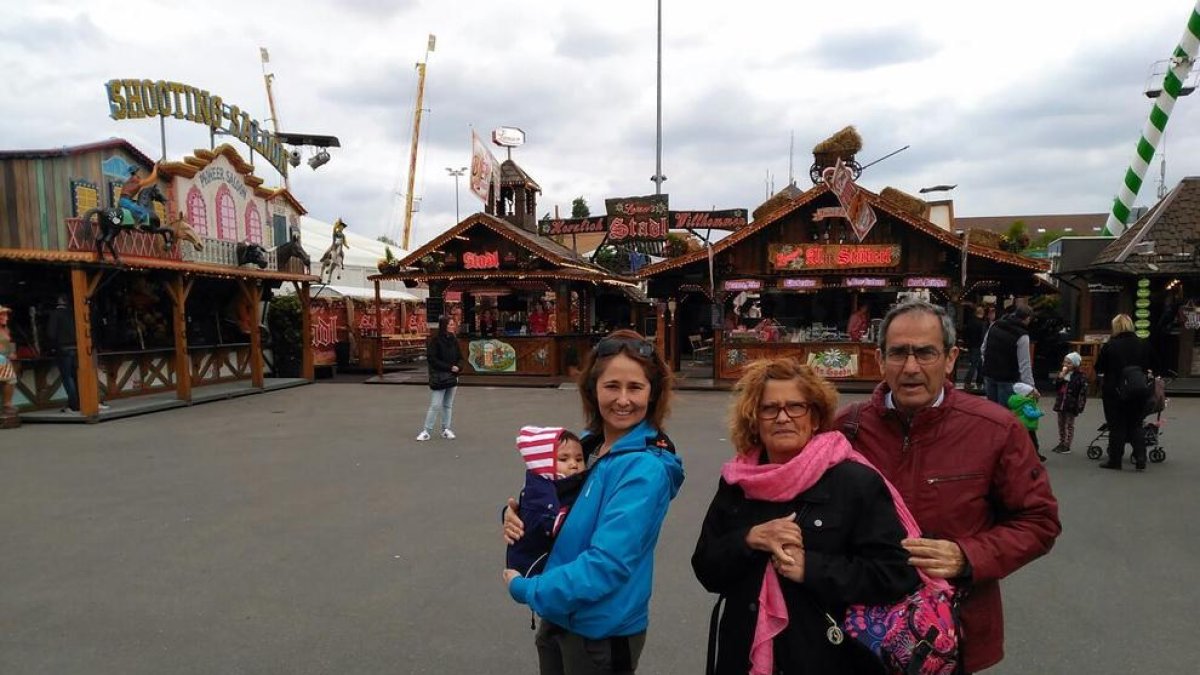 Rosa Maria Almagro en el centro con su bebé y sus suegros.