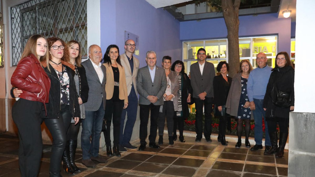 Representantes de la comunidad educativa del pasado y del presente del centro durante el acto.