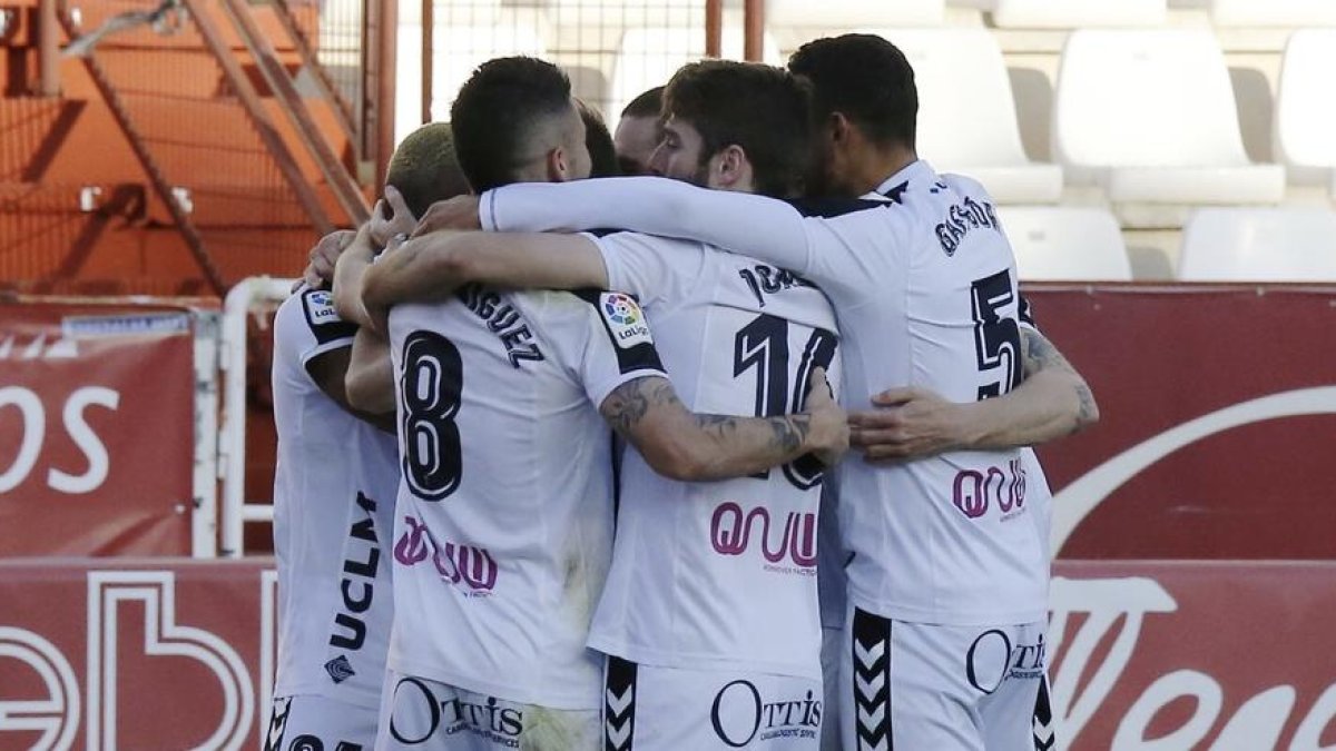 Los jugadores del Albacete Balompié vuelven a disfrutar del fútbol después de salir del pozo del descenso y de vivir tranquilos en la tabla.