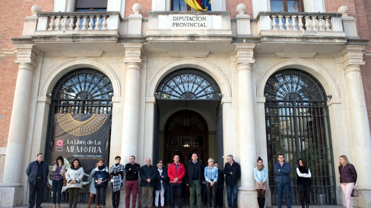 Imatge general del minut de silenci a les portes de la Diputació de Castelló en repulsa pel darrer cas de violència contra les dones.