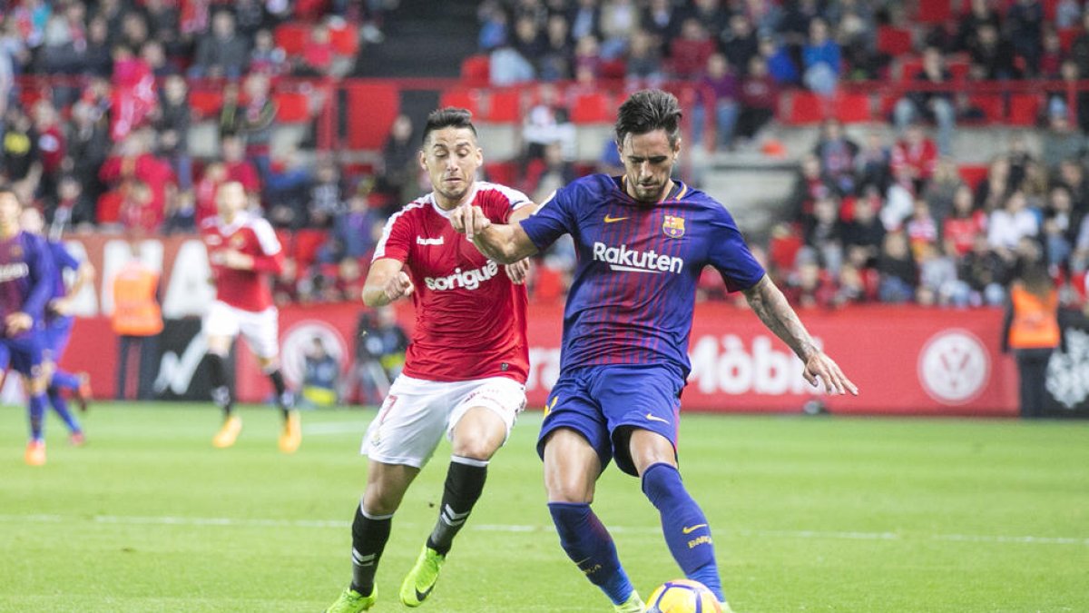 Juan Delgado, en la imatge jugant contra el Barça B, podria ser un dels futbolistes que abandonaran el Nàstic en el mercat d'hivern.