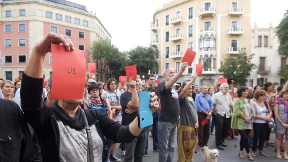 Una de les primeres protestes en favor dels refugiats va treure targeta vermella a la Unió Europea.