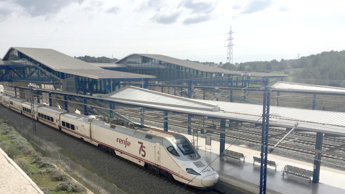 Imagen de archivo de un tren de gran velocidad a la estación del Camp de Tarragona