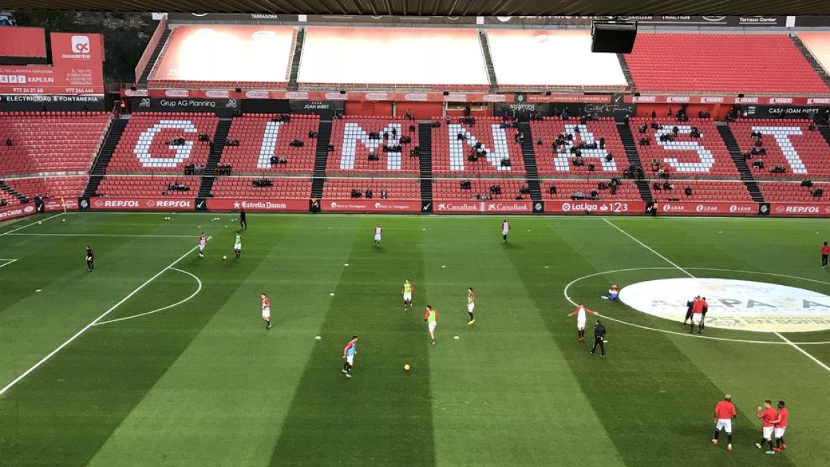 Los jugadores del Nàstic calientan.