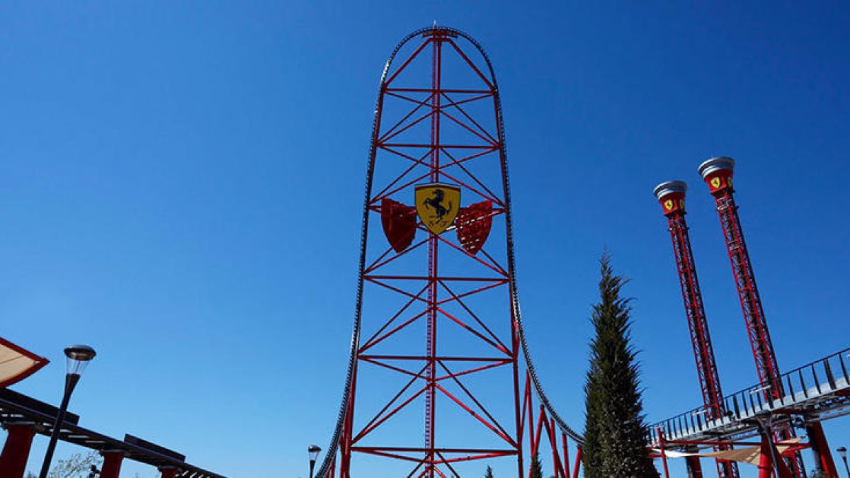 Els treballadors van quedar atrapats a 112 metres d'alçada al Red Force, l'atracció estrella del parc.