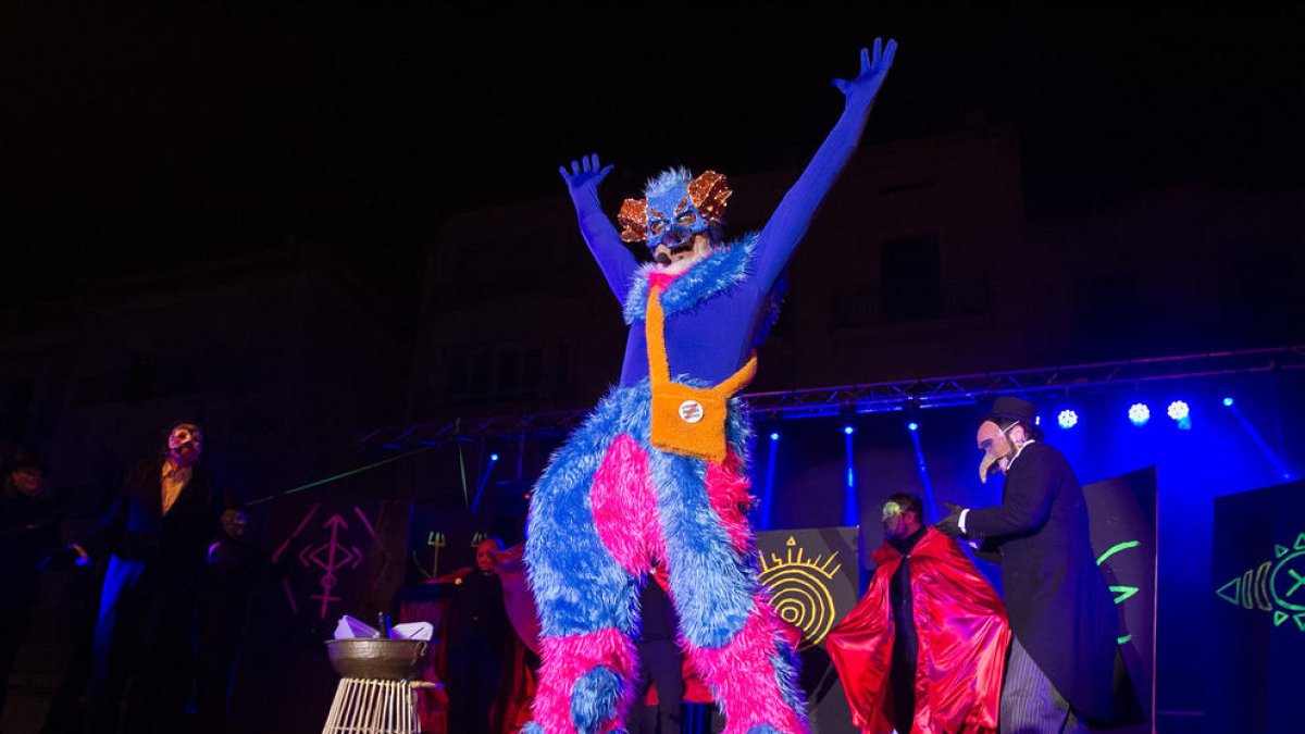 A l'esquerra, el Rei Carnestoltes dona pas a la festa.