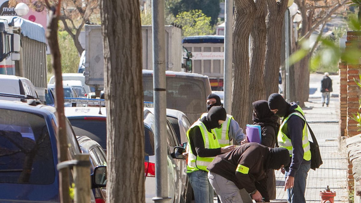 Material recogido durante una de las entradas que la policía llevó a cabo en Valls, en abril del 2015.