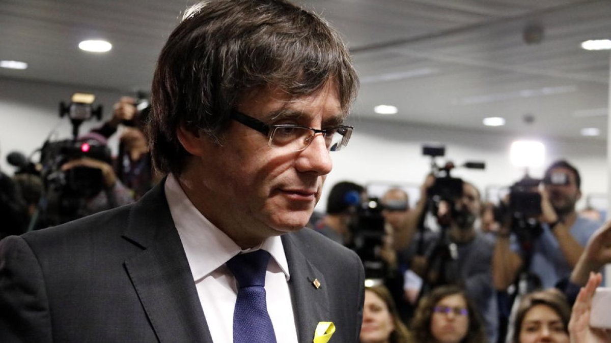 El cap de llista de Junt per Catalunya, Carles Puigdemont, arribant a la sala de premsa.