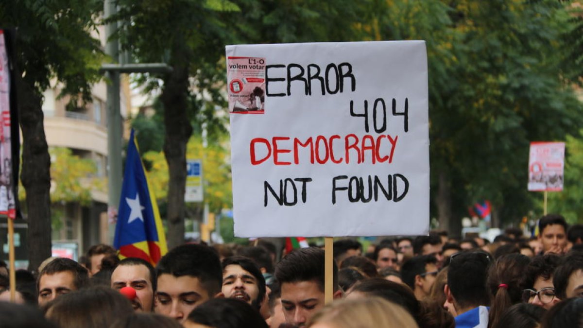 Primer pla d'un cartell a la manifestació estudiantil a Tarragona. Imatge del 28 de setembre de 2017