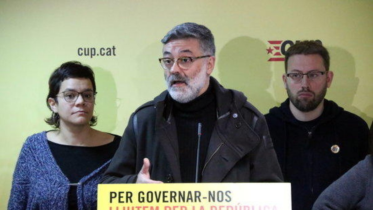 Els diputats electes de la CUP Carles Riera, Vidal Aragonés i Natàlia Sanchez en roda de premsa, el 10 de gener de 2018.