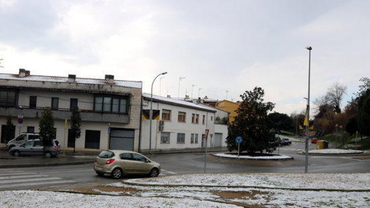 Las bajas temperaturas que ya afectaban ayer en el territorio dejaron nevadas en varios puntos de Cataluña.