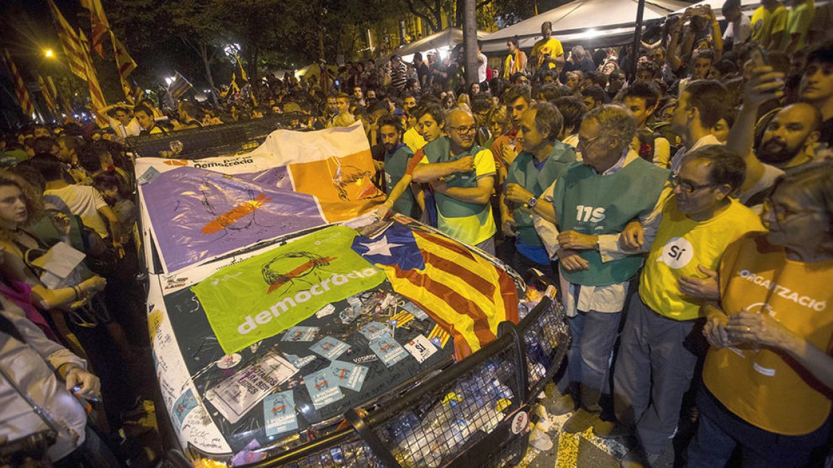 La Guardia Civil afirma que pidieron los Mossos que protegieran sus coches en el exterior de la conselleria de Economía.