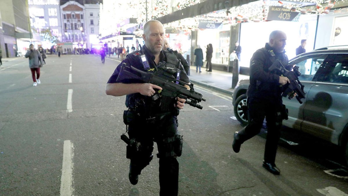 Policies armats corren cap a l'estació d'Oxford Circus, a Londres