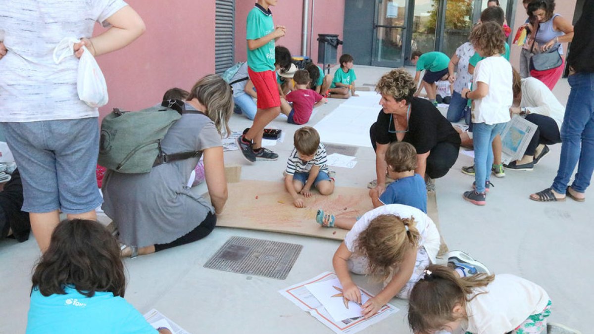 Nens fent tallers de dibuix al CEIP Enxaneta de Valls, aquest 29 de setembre de 2017.