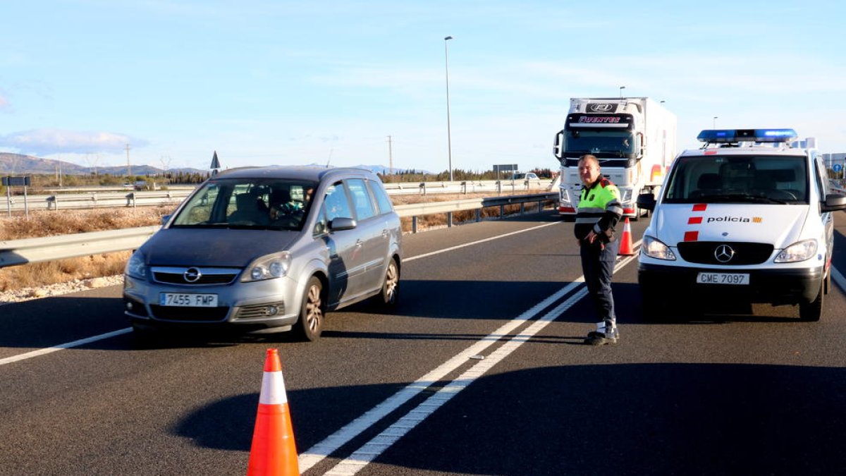 Pla general d'uns agent dels Mossos regulant el trànsit al lloc de l'accident. Imatge del 4 de gener de 2018