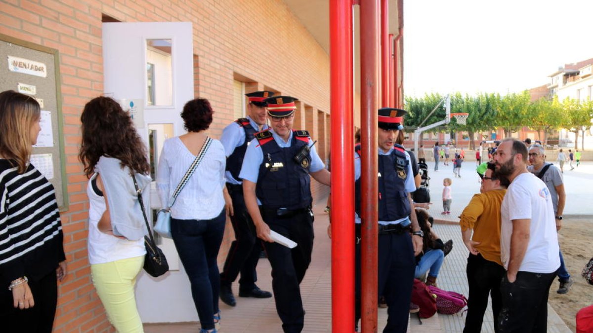 Agentes de los Mossos D'Esquadra abandonando la escuela de Tremp después de comprobar las actividades que se hacían.