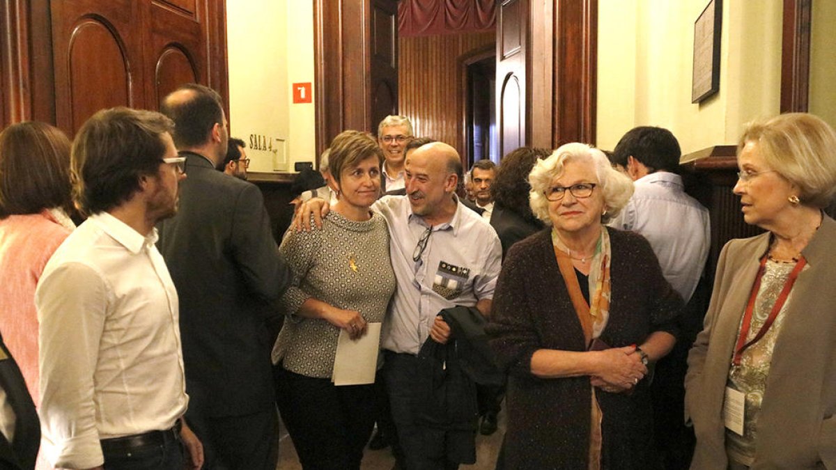 Els diputats Anna Simó i Germà Bel, contents a la sortida de la reunió de JxSí, aquest dijous, al Parlament.