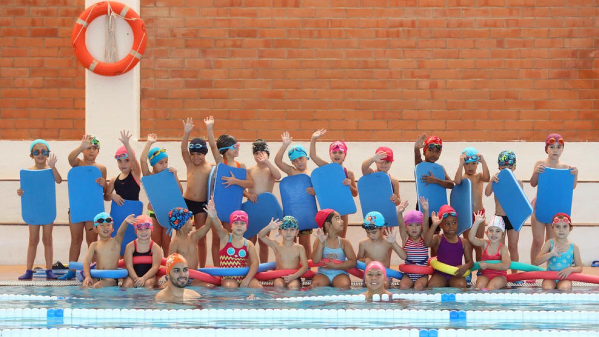 Fotografía de familia de los niños que participaron en el programa el jueves.