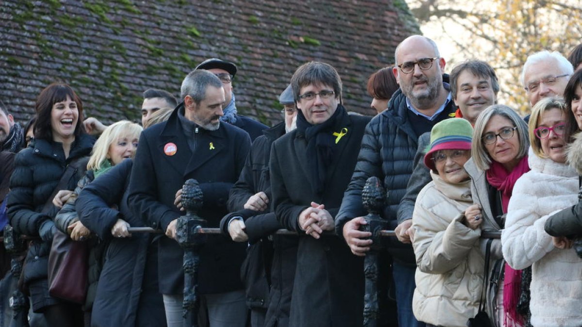 Carles Puigdemont amb alguns dels candidats que l'han acompanyat a Bruges.