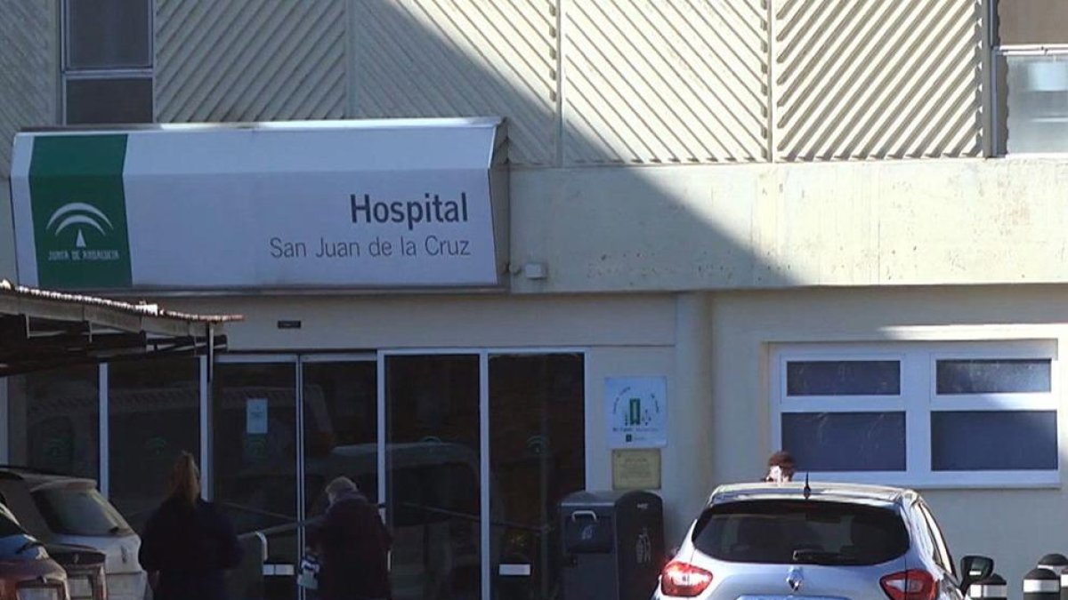 Imatge de la façana exterior del centre sanitari on van atendre el menor.