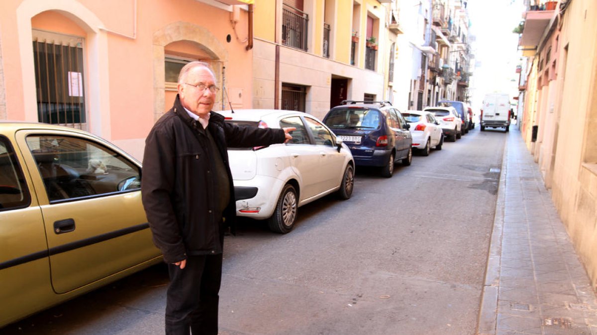 Ferran Diago assenyala un vehicle que circula amb una roda sobre la vorera al carrer Gravina del Serrallo.