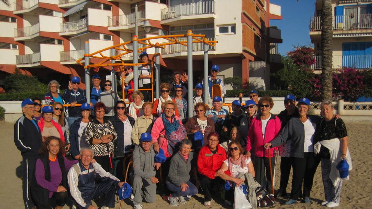 Fotografia de grup dels participants en la caminada popular de la 12a Setmana de la Gent Gran del Vendrell.