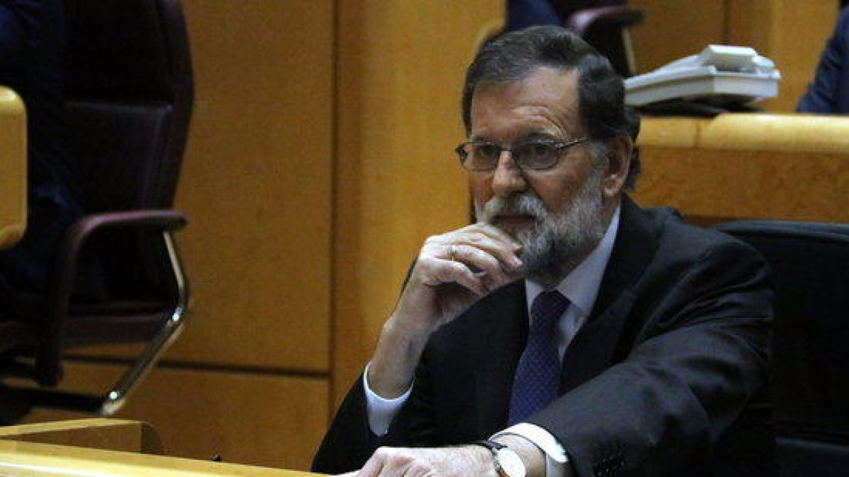 Primer plano de Rajoy al pleno del Senado.