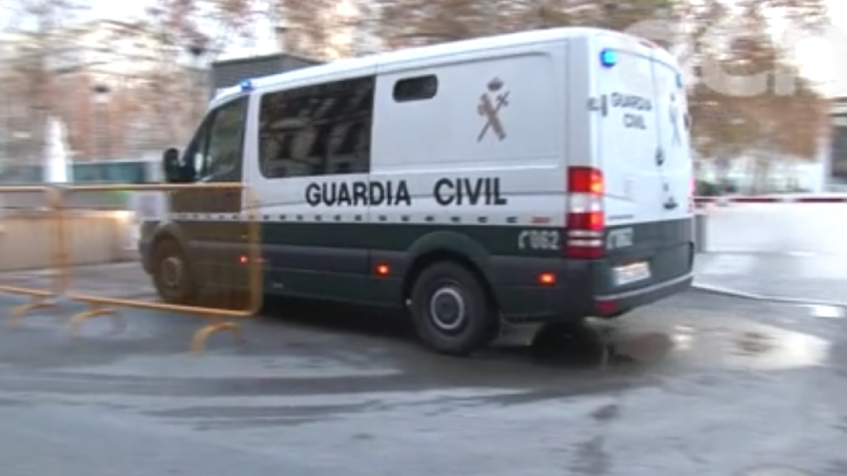 El coche de la Guardia Civil entrante en los calabozos de la Audiencia Nacional.